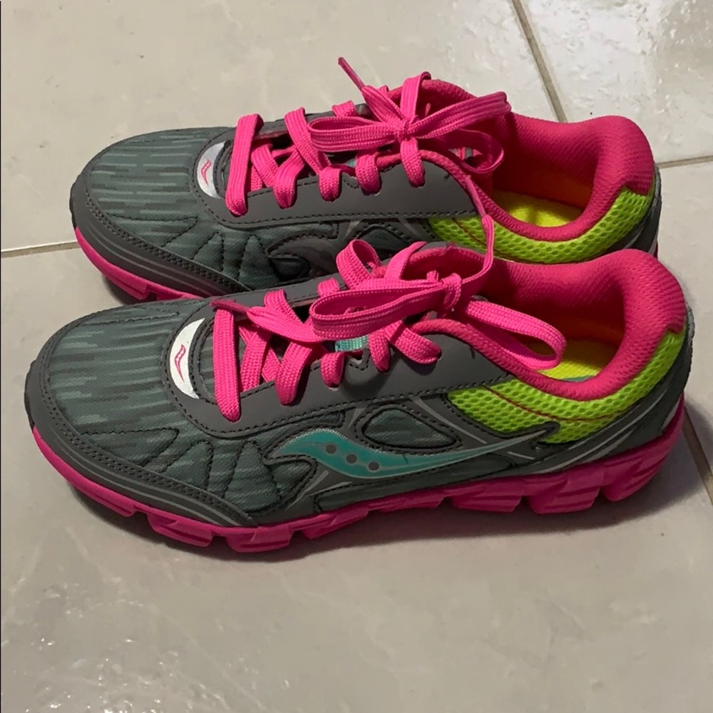 BRAND NEW SAUCONY SNEAKERS GIRLS 5